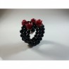 Anello a spirale in agata nera e roselline in resina di corallo rosso