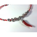 Bracciale cordoncino rosso con charms in argento e corno corallo naturale