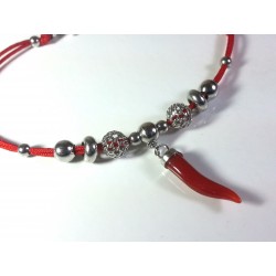 Bracciale  cordoncino rosso con charms in argento e corno corallo naturale